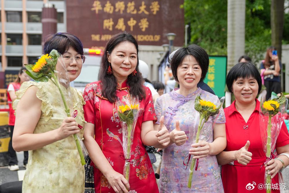 【直击华附考点！走过状元桥，逐梦高考场！有考生昨夜还看球了……】6月7日，202