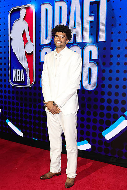 卡梅伦·布泽尔今天一身白色西装和领带，似曾相识NBA选秀