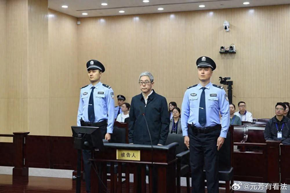 落马一年又半个月之后，西藏自治区政协原副主席姜杰终于站上被告席，接受法律的审判。