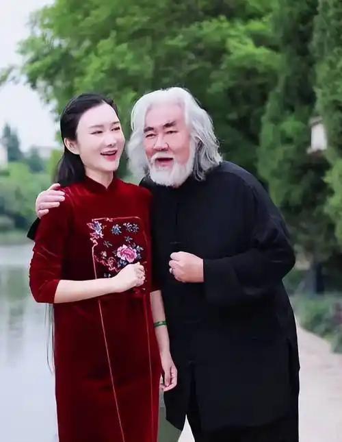 2025年10月12日，张纪中妻子杜星霖在为1岁女儿庆生时，遭黑粉恶意攻击，她怒