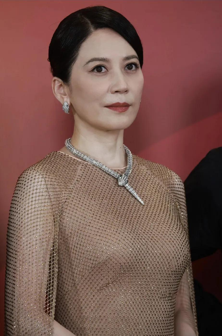 不是吧？
没人觉得这个年纪的女人非常有魅力吗？
她的眼睛仿佛一个深潭，没有阅历的