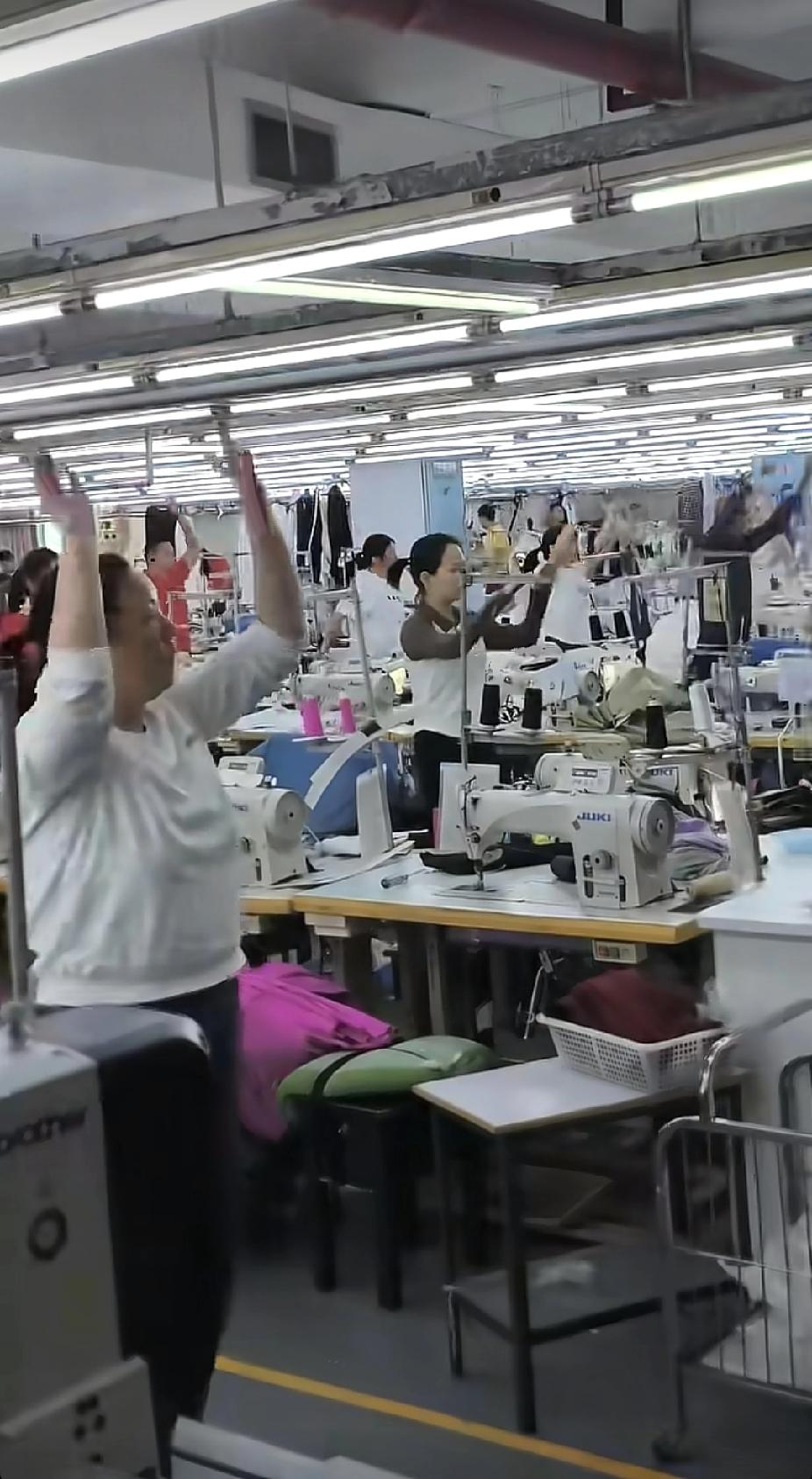 上班时间，员工们竟然在车间里跳起了广场舞，知道真实原因后，让人直呼羡慕又感动了。