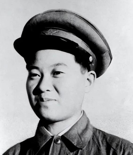 1950年，一战士下身血流不止，医生要为他脱掉裤子检查伤口时，他却突然死死抓住医