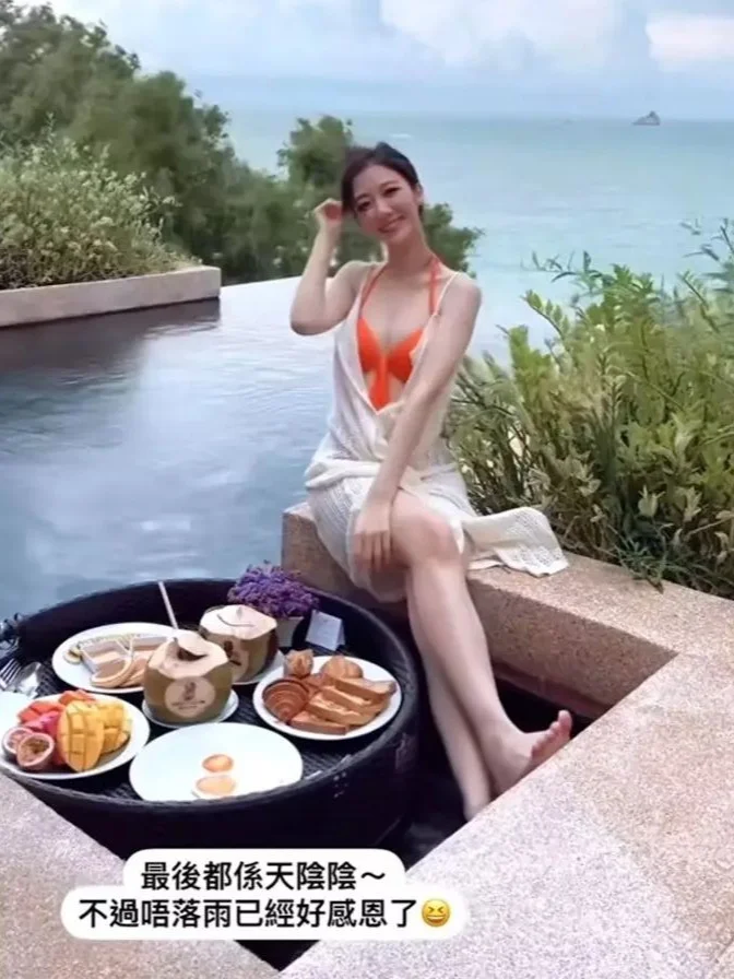 何依婷缺席TVB台庆度假！晒火辣泳装大长腿