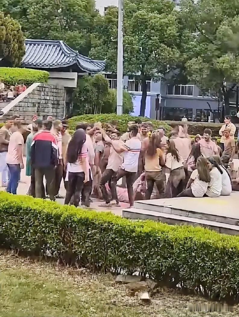 一觉醒来
印度留学生要慌了

印度留学生在华人数超3万，七成以上攻读理工科，这引