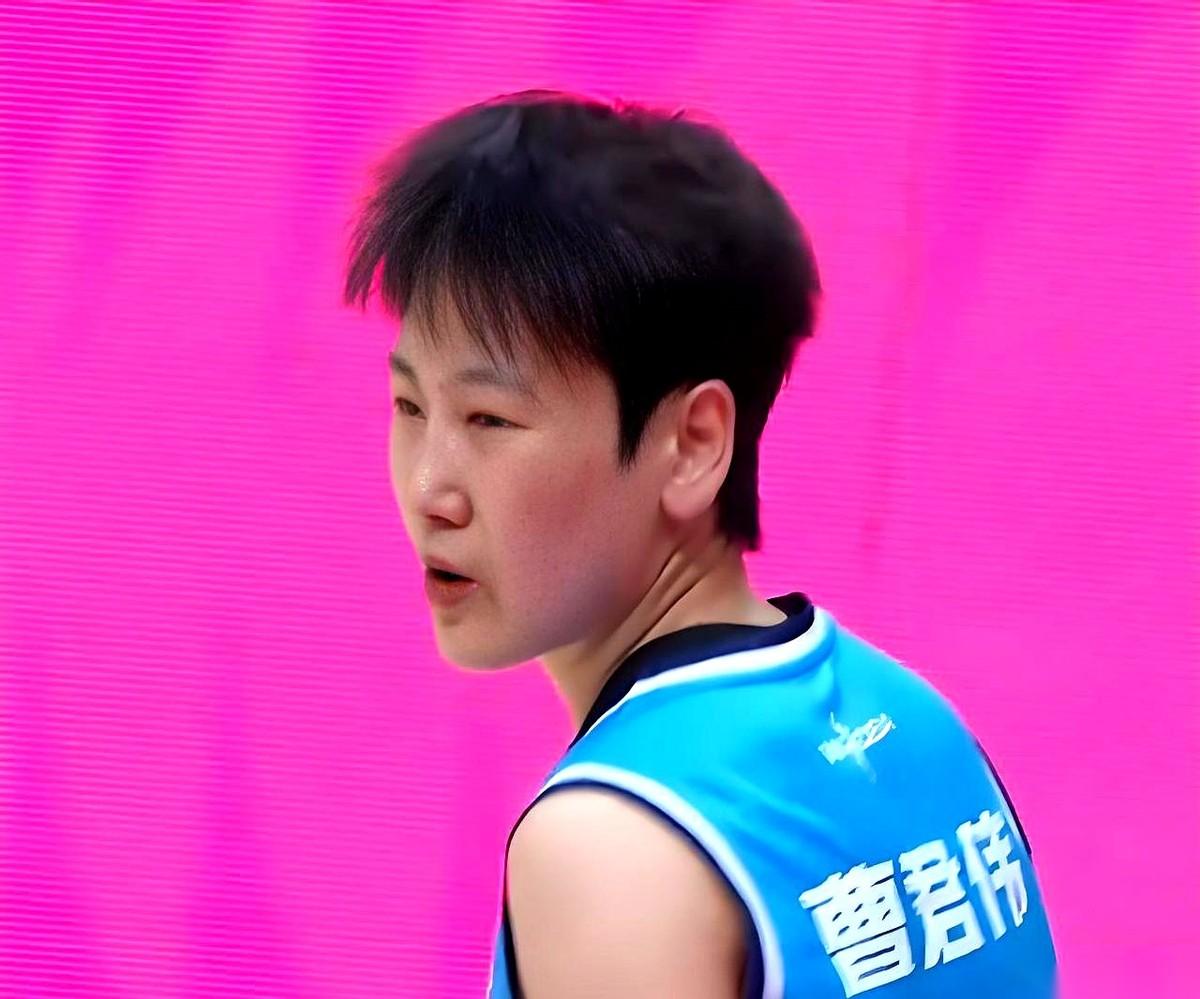 山东队被逼到悬崖边上，再输一场就直接淘汰。
主教练侯冰的操作，却让所有人看不懂—