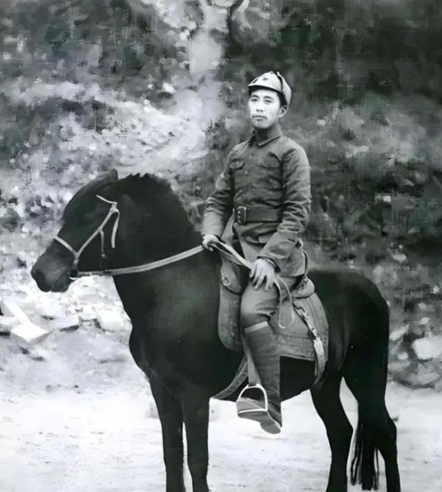 新中国成立后，中央有一条铁律：任何人进入毛主席住所，一律不准携带武器。然而，有一