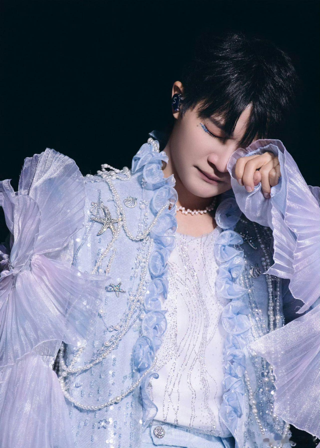 五月天给周深送花篮 双向奔赴的美好！五月天送花篮为周深广州演唱会加油，预祝两场演