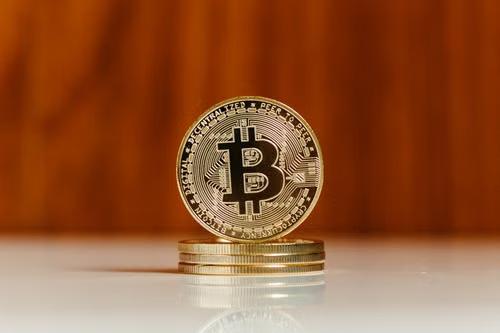 比特币这两天突然狂飙，价格最高冲到79555美元，直逼8万美元大关，单周涨幅超过