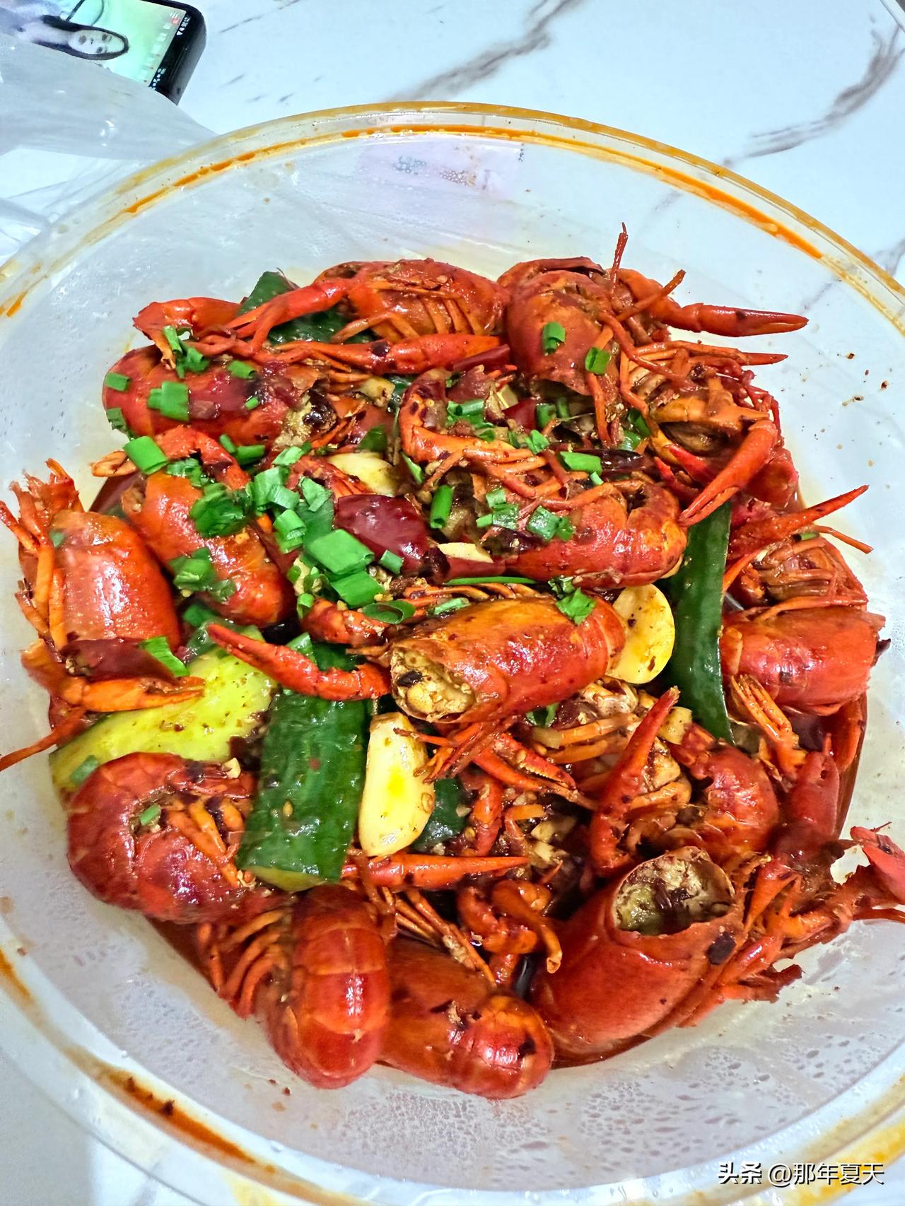 小龙虾配啤酒，一口鲜甜，一口清爽，夏日绝配。🍻🌶️