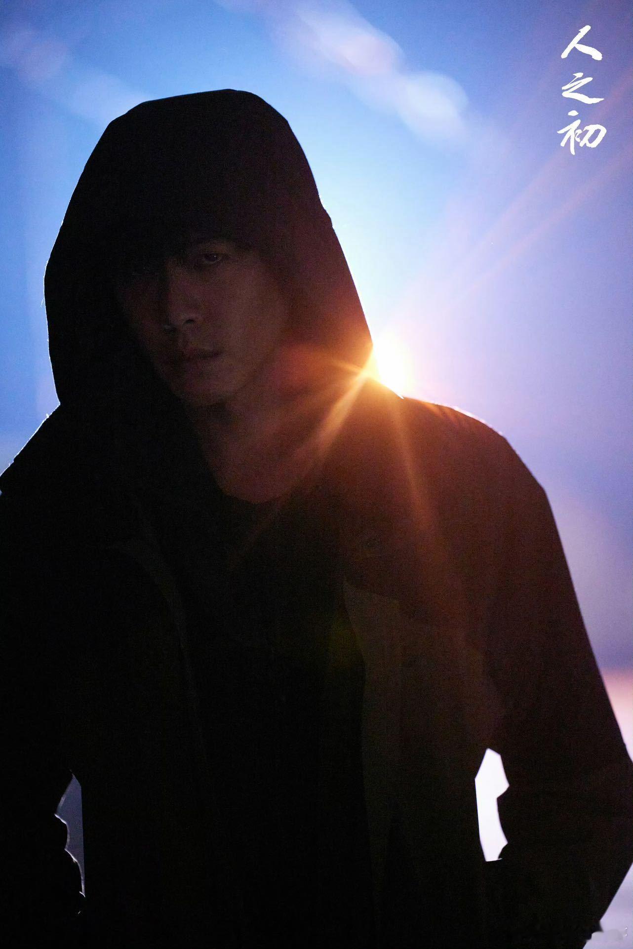 隔壁老钱风张若昀流浪风在剧中，张若昀将高风的孤独诠释得丝丝入扣。雨中对着蛋糕的场