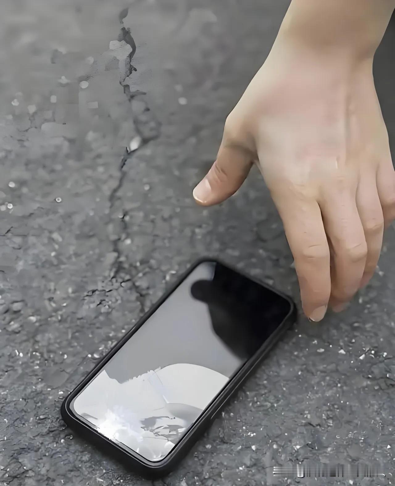 捡个手机被赔偿这么重，又不是偷来的！

2023年，黑龙江大庆市一男子，不小心丢