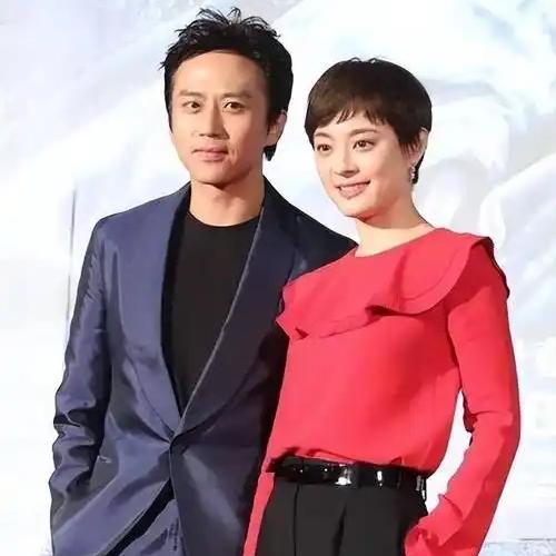 主持人问邓超:“你最佩服孙俪的是什么？”邓超说:“她的生活能力最让我佩服，收拾行