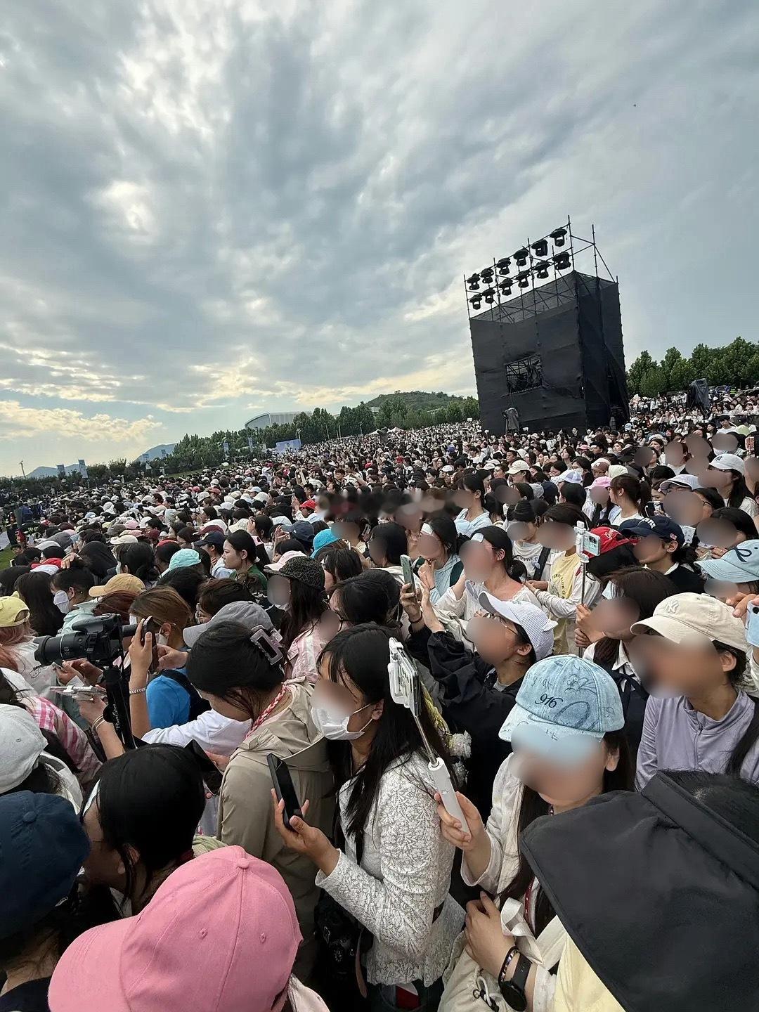 白敬亭粉丝就这样硬生生把一场活动干成了音乐节现场 