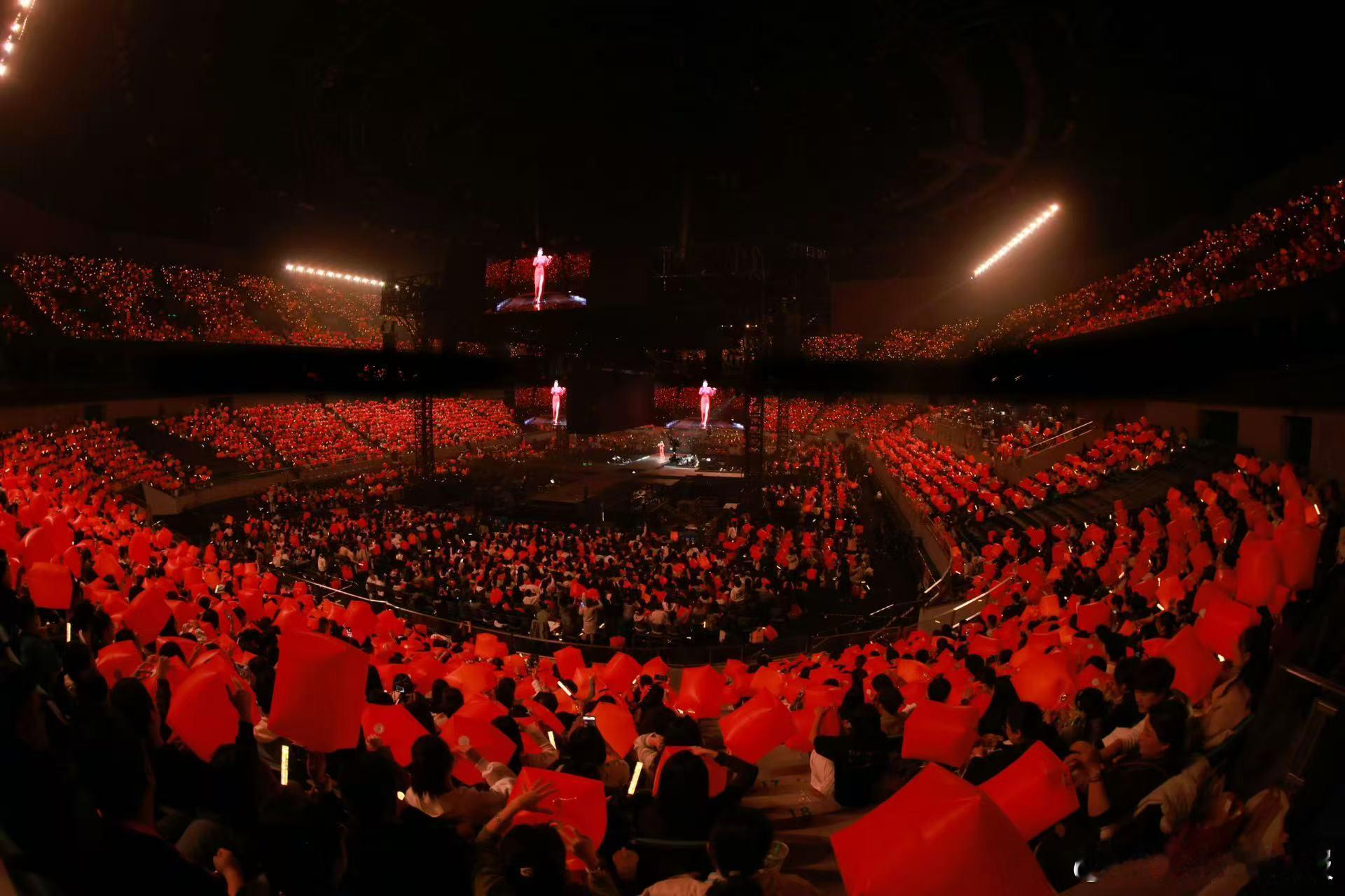 吹过的每一口气，都变成了漫天星光，李宇春的舞台从不让人失望～ 