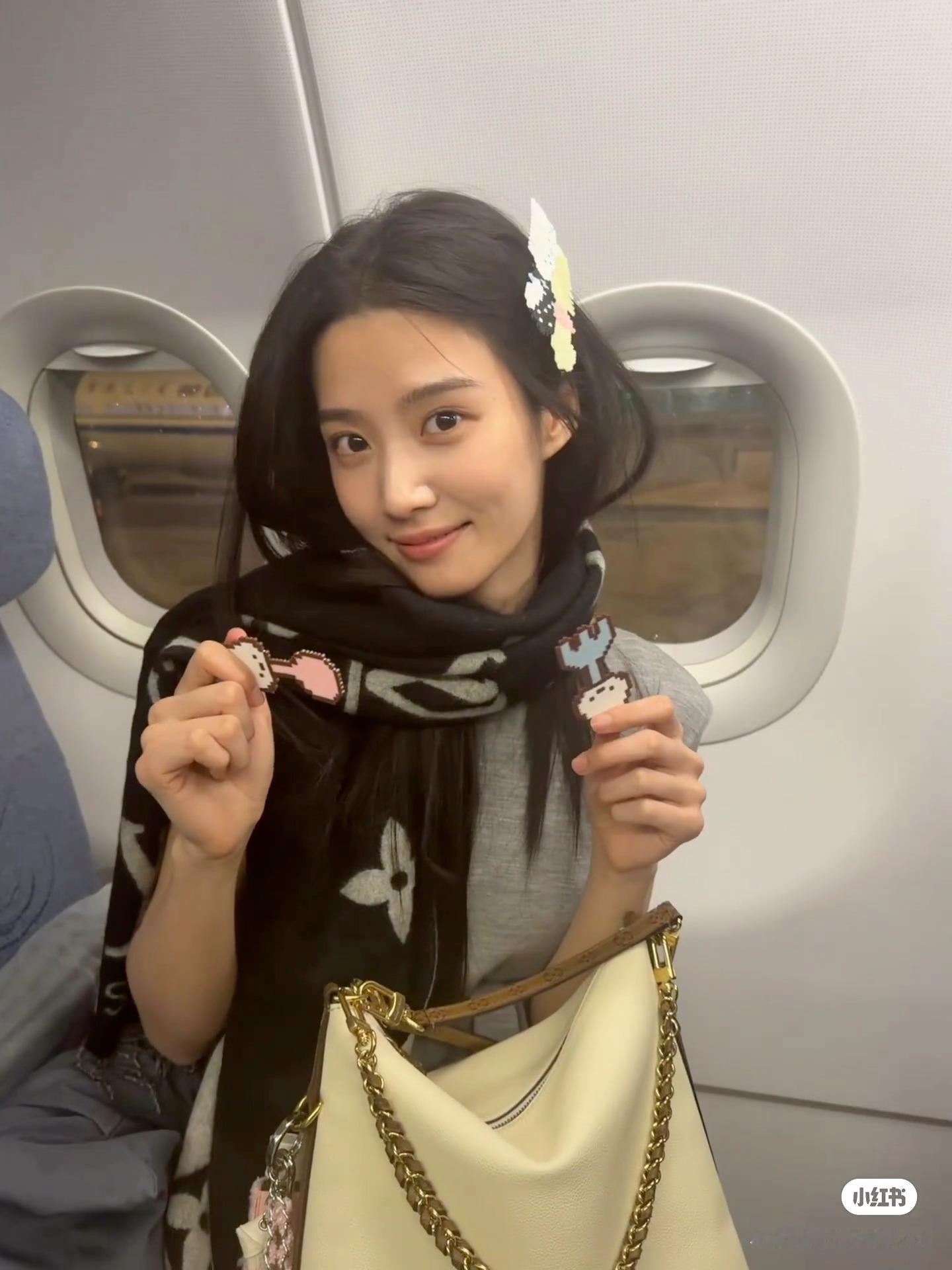 卢昱晓  🌷卢昱晓何不同舟渡🌷卢昱晓南衣 是寒冬里绽放的白梅，是骨骼里不枯的