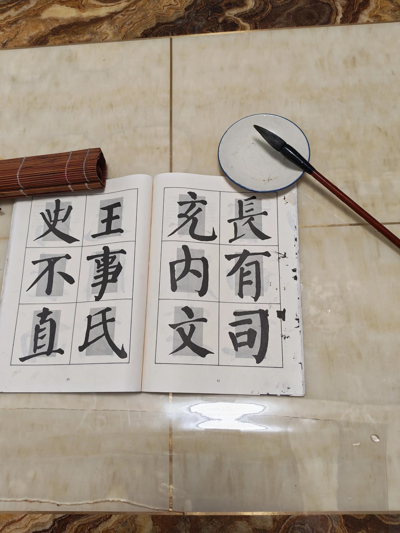 新笔临楷帖，笔墨之间寻一份内心安宁
闲时铺开楷书字帖，润好毛笔静心临摹。
不必强