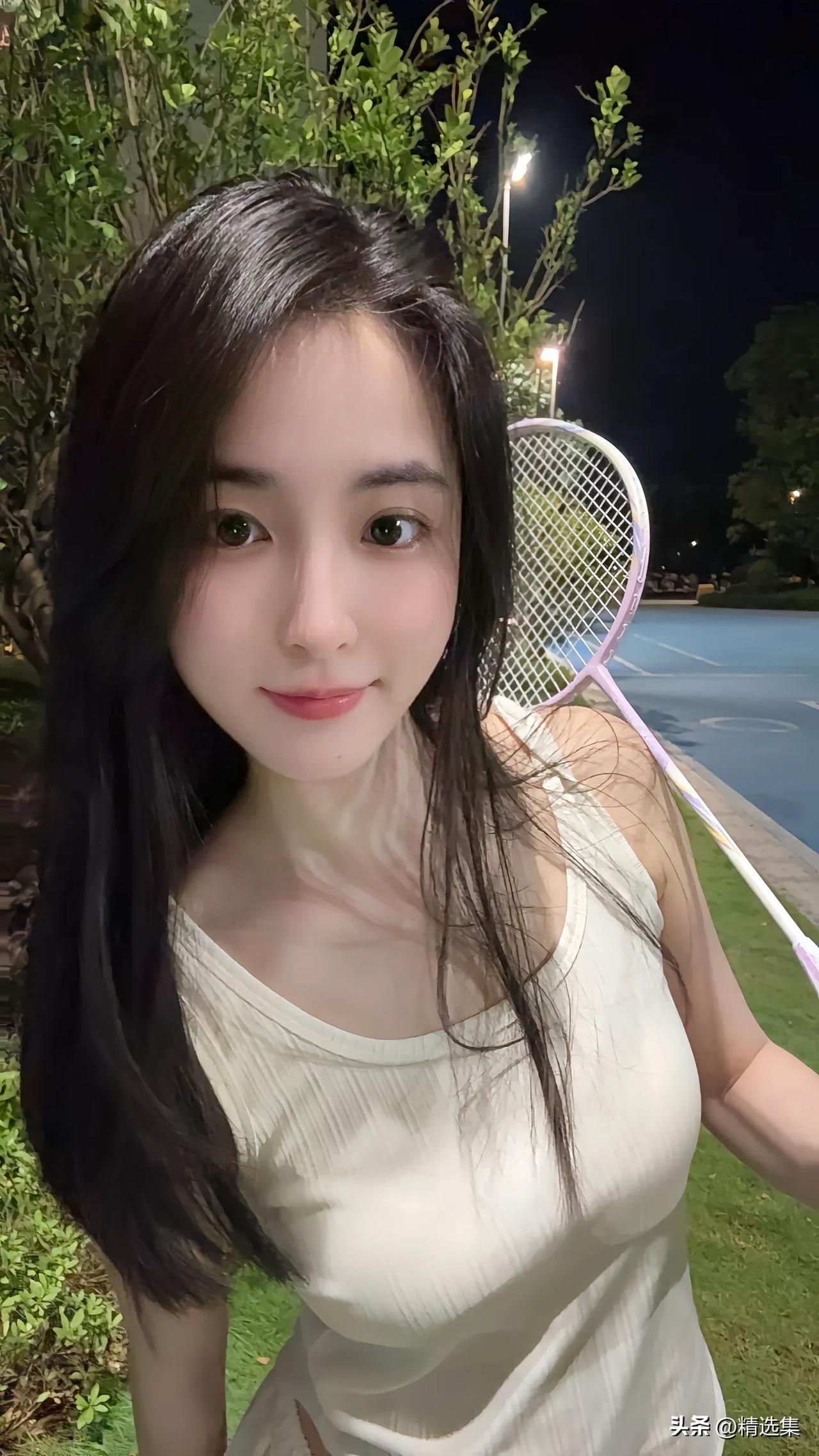月下挥拍影，风中笑语生。