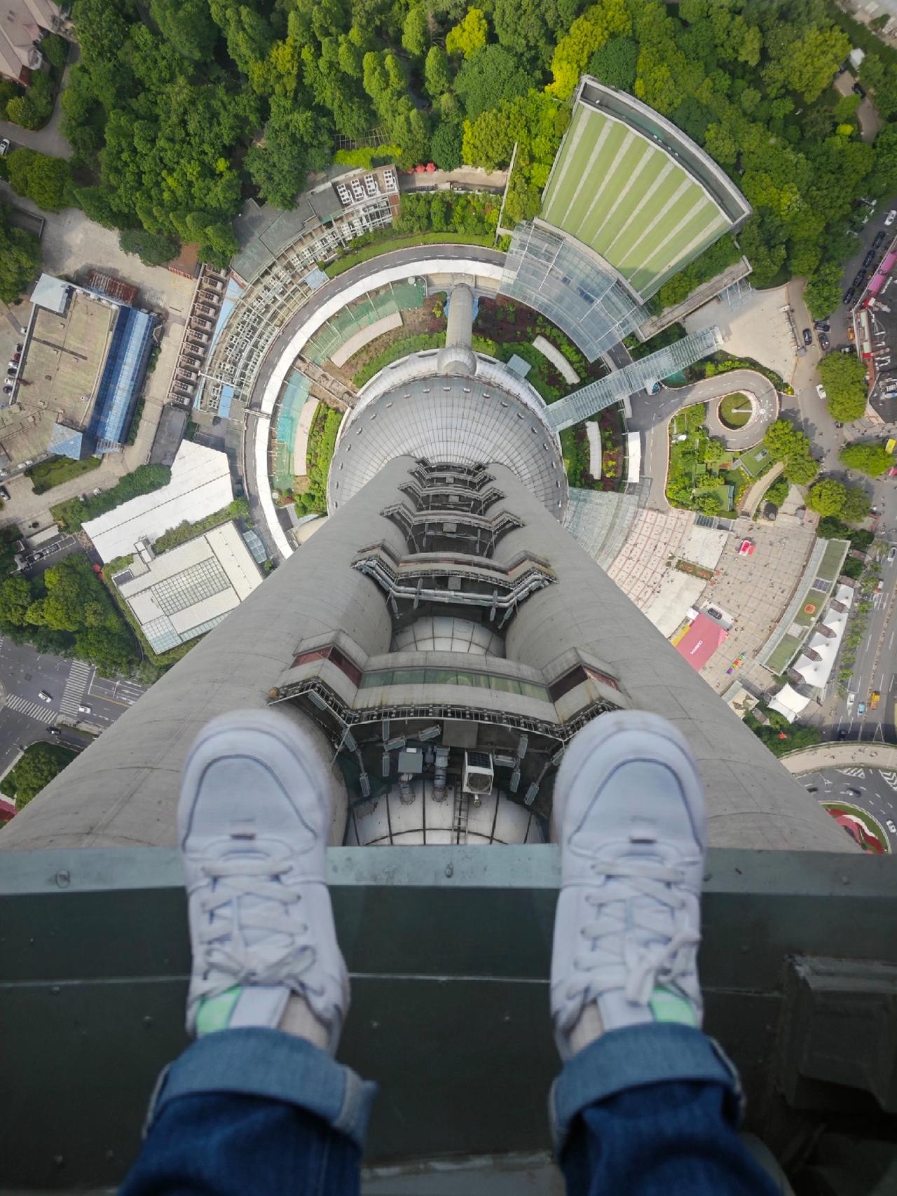 为啥有人自杀会选跳楼？
其一，跳楼方便，纵身一跃，一了百了。其二，选择跳楼者不想