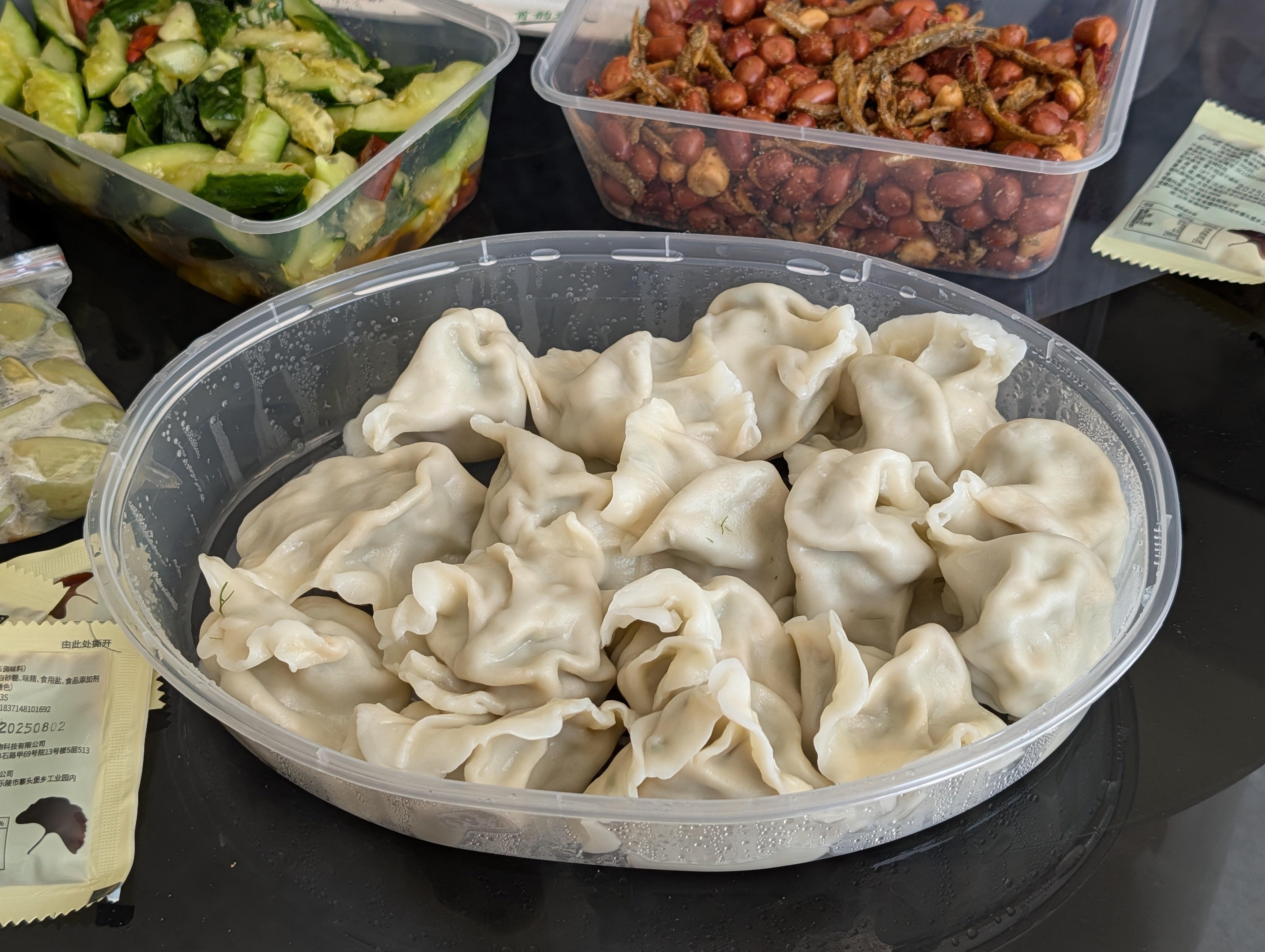 今天下午的飞机去旧金山了，中午大吃了顿饺子，香迷糊了[捂嘴哭][捂嘴哭][捂嘴哭