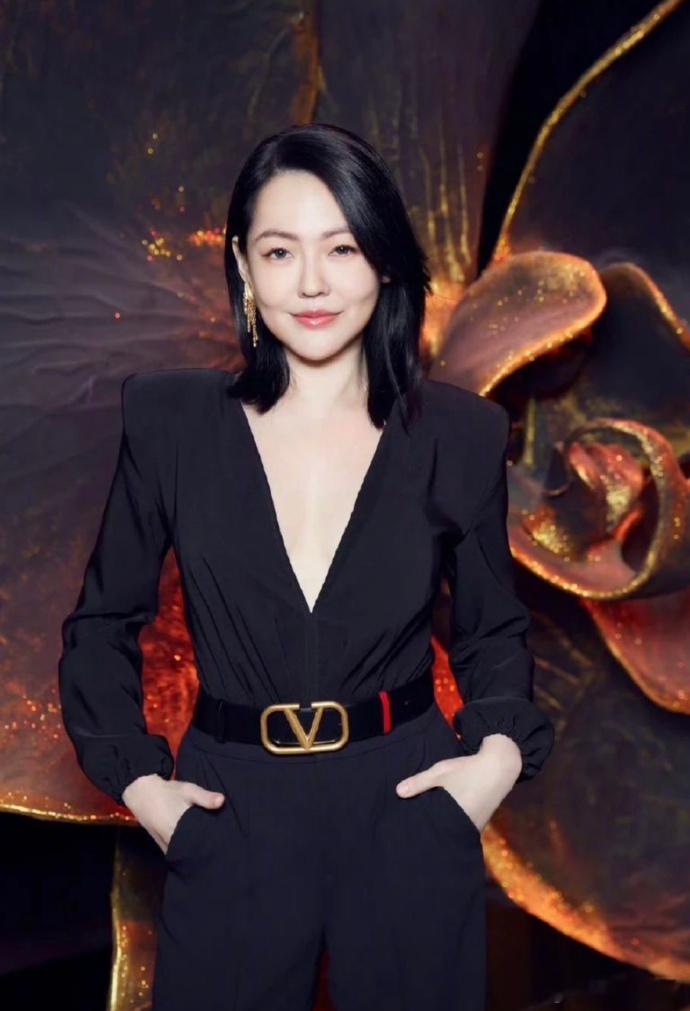 小S晒在家穿高跟鞋跳舞的视频，这个视角显得她腿好长啊！身材管理也一直在线呢[爱