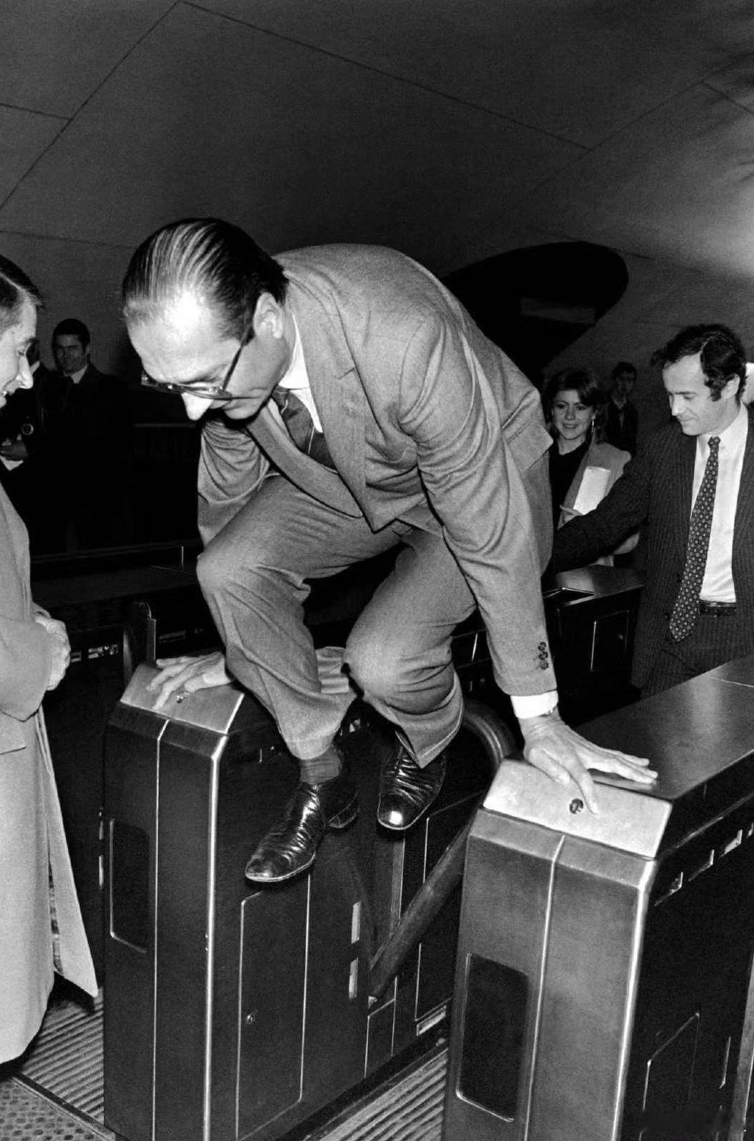1980，时任巴黎市长的法国前总统希拉克在Auber车站，准备去参加一个现代艺术