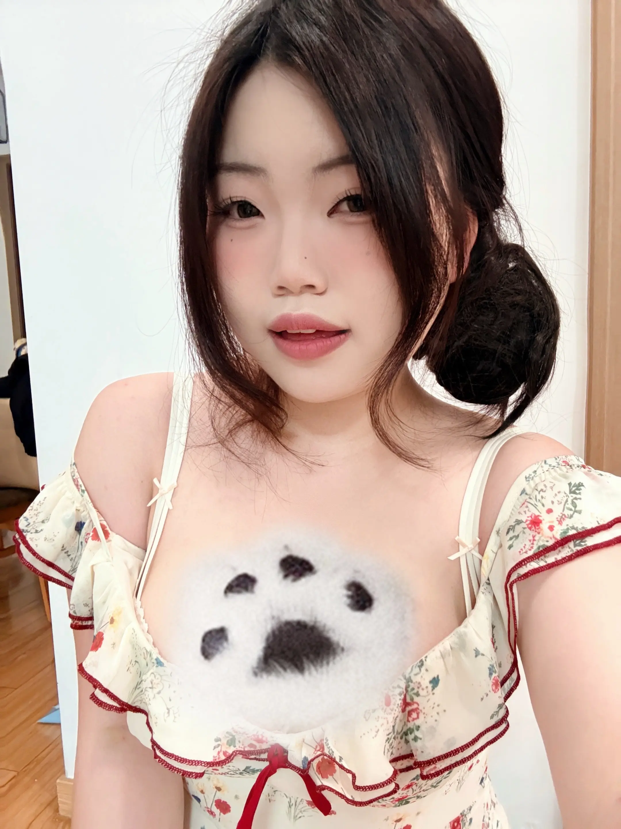 我不是脆弱。老婆 我就是看到你和别人在一起 我这里痛 这里难受