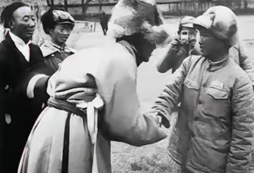 1951年，阿里驻军断粮，眼看全军就要饿死，一名小战士冒险闯庄院借粮，一己之力救