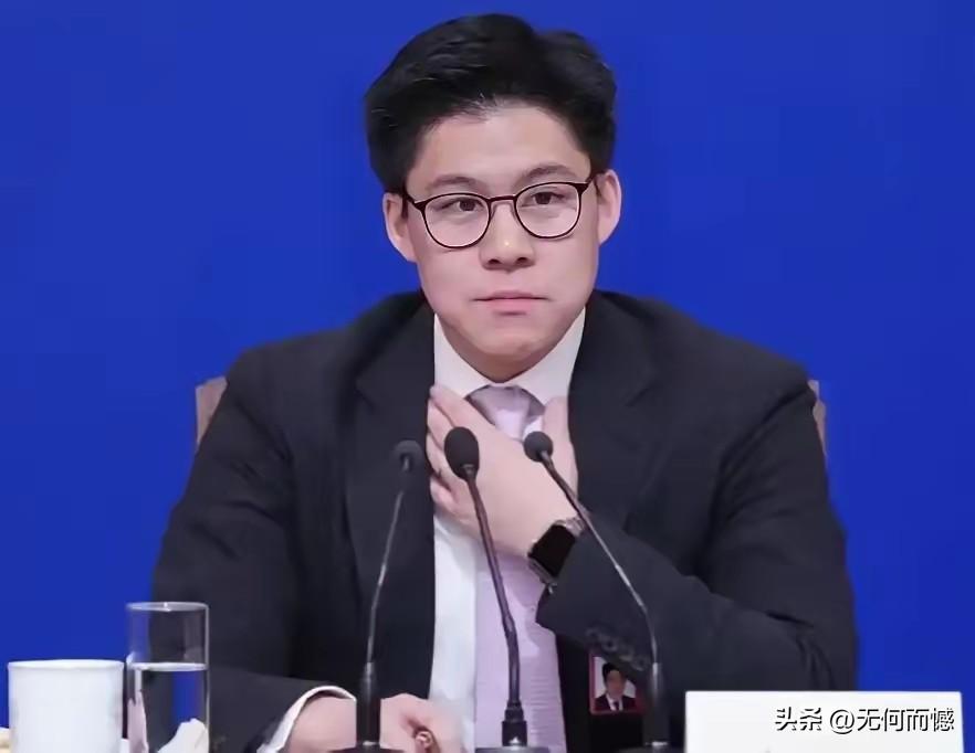 霍启刚参加两会的画面，让人感触颇深，这是一个有家国情怀的年轻人，也是一个非常有担