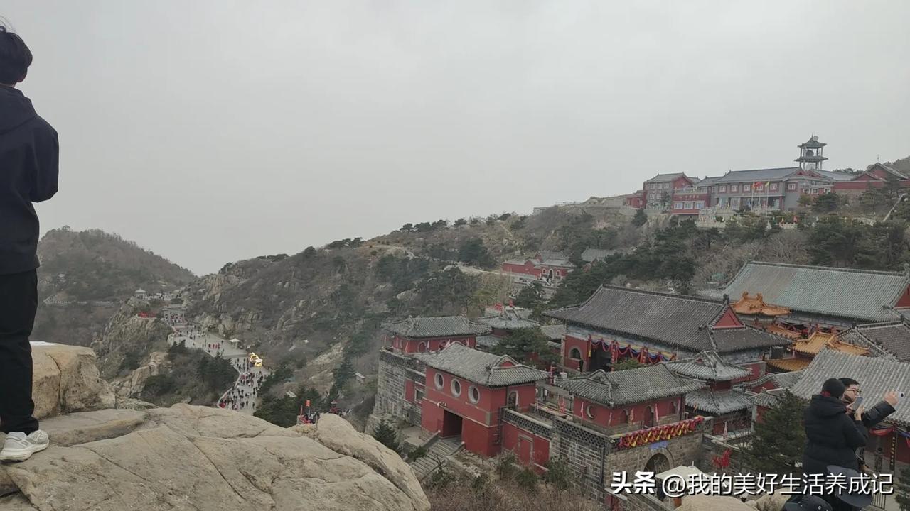 泰山攻略
不想步行的，可以直接到天外村，坐大巴，35元，到中天门，中天门坐缆车1