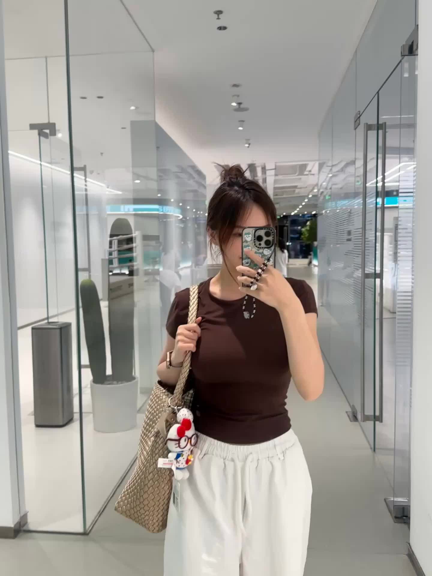 今天在健身房认识了一个女生，练的很菜，看她用器材呆呆的，但是她好努力一...