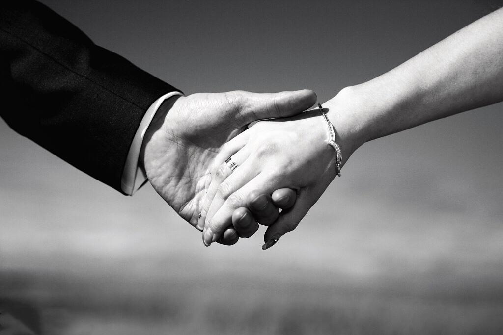 在家庭里，理解与信任的缺失正慢慢侵蚀着亲情。父母和孩子之间，常常因为时代差异产生