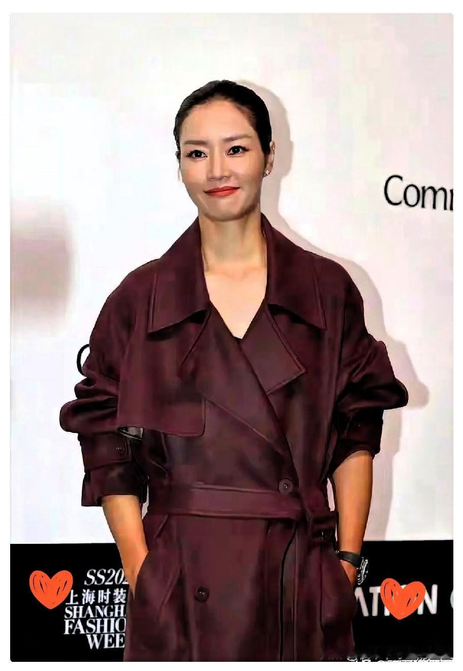 李娜退役后不进体育局当官，极少接流量娱乐综艺赚快钱，却在2025年底，自己掏真金