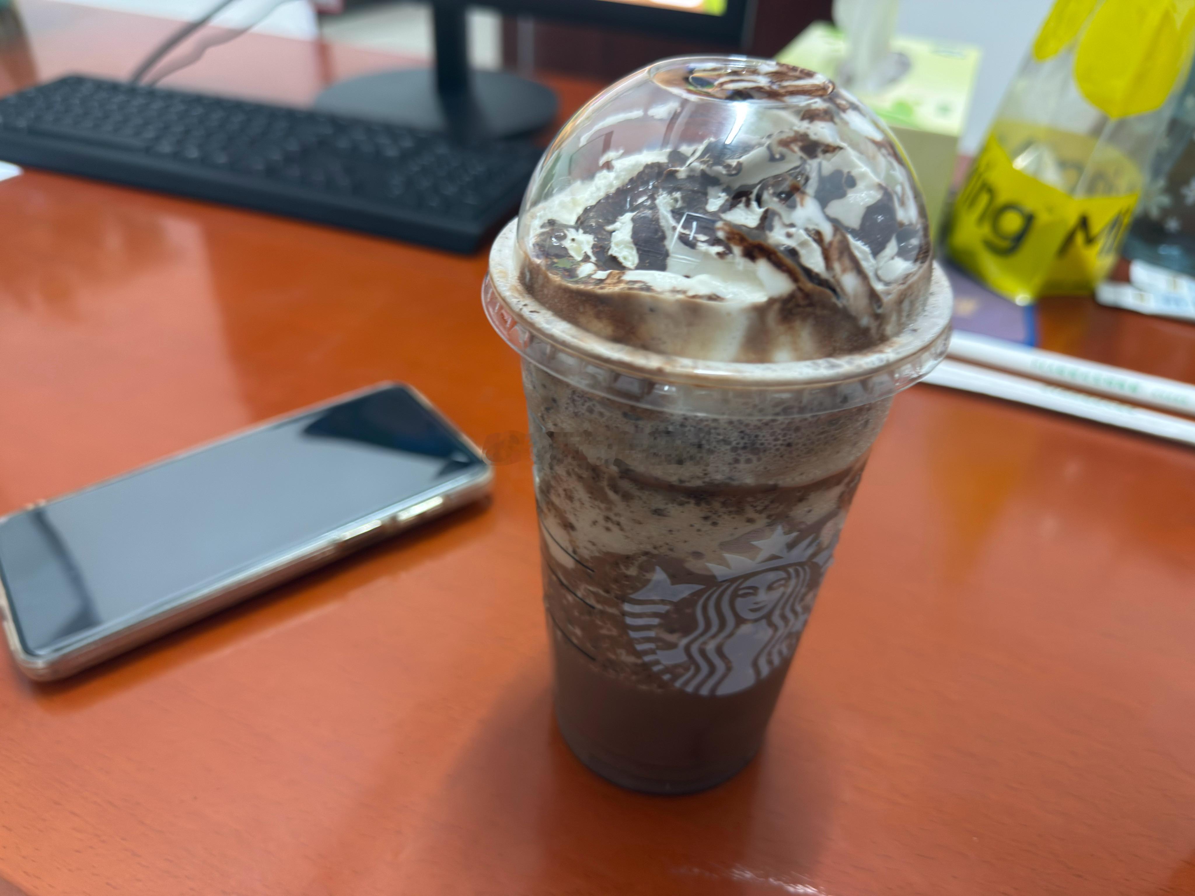 星巴克中国 一杯冰美式清醒思绪，一杯摩卡可可碎片星冰乐收藏甜意，一苦一甜刚好构成