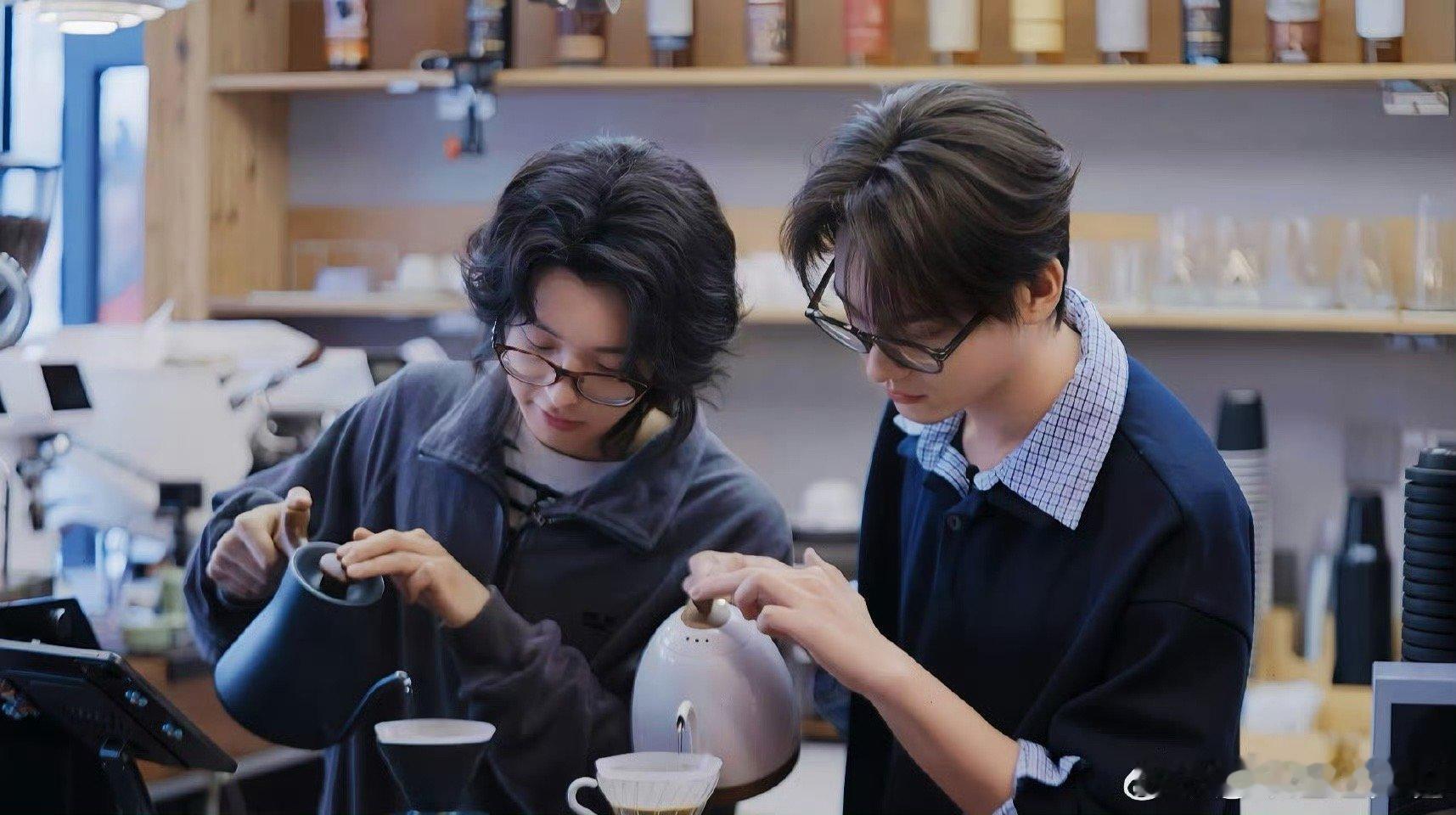 杨润泽不语只是一味送奖 不过不得不说每个奖状都感觉好用心啊每个人的优点都有诶！杨