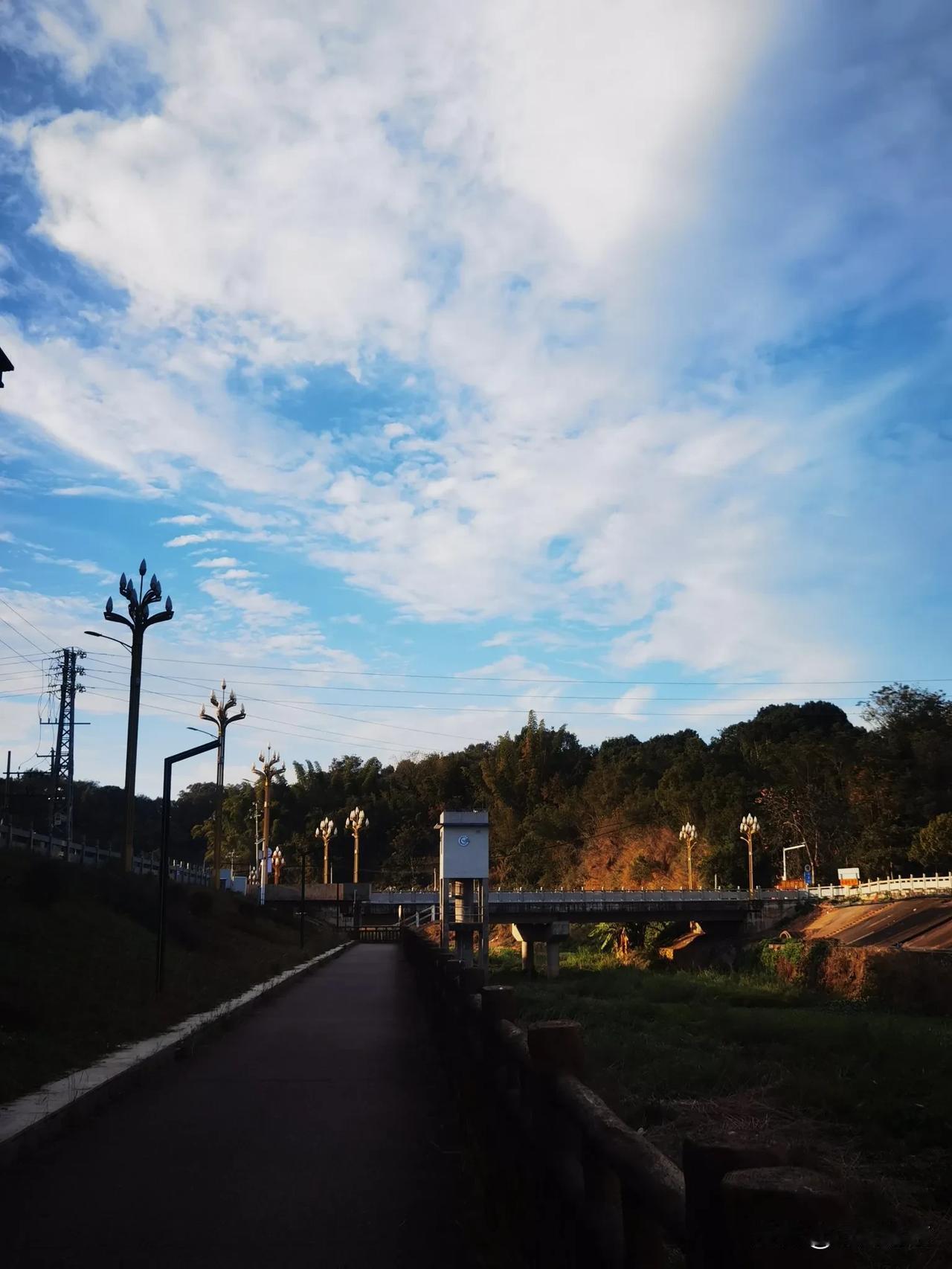 随手拍张照家乡的风景，冬季的江畔很美！蓝蓝的天上白云飘，立冬前的天气还算不错，只