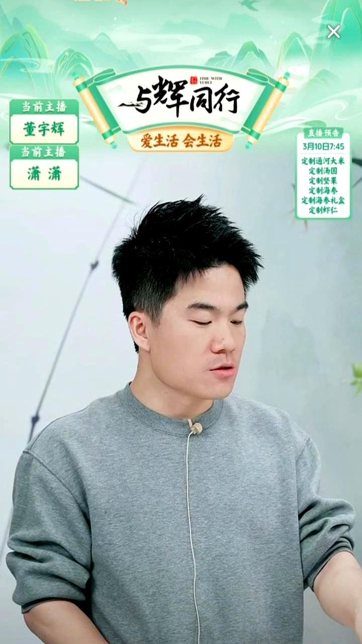 捐匿名大额善款没人提，穿79.9的卫衣反倒被骂装。
 
那件卫衣是他过年回老家在