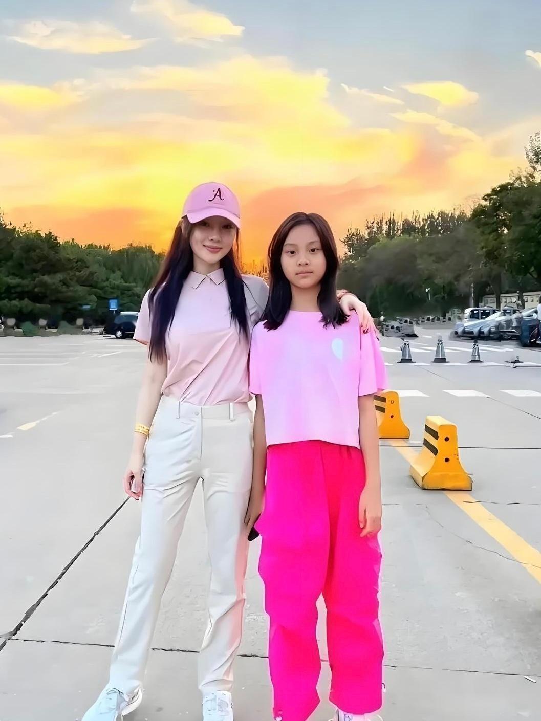 李小璐的女儿甜馨长这么大了，像谁呢？ 