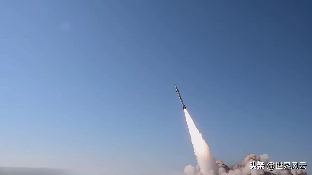 “美军哭吧！”美国媒体爆料，美军损失惨重：伊朗导弹炸毁F-15E战斗机，大量黑鹰
