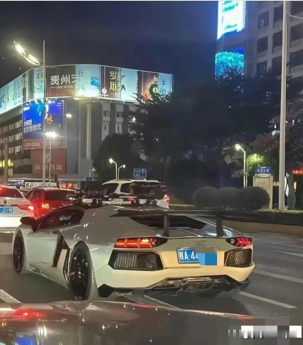 老天呐，这跑车不得几十万起步啊！[赞][赞]