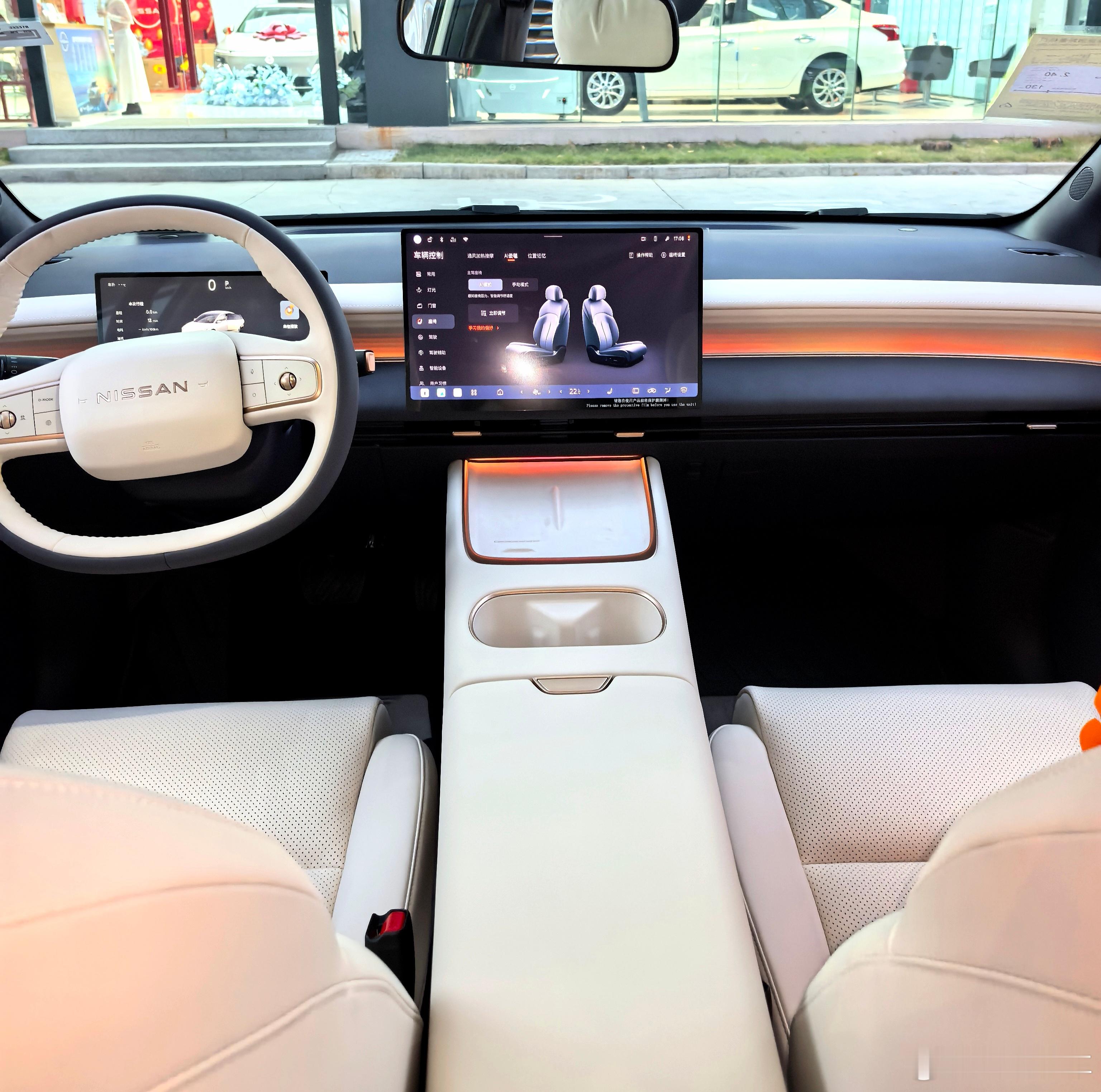 东风日产n6 储物空间还挺多的！随手能摸到的地方都有储物格，手机、水杯、钥匙各有