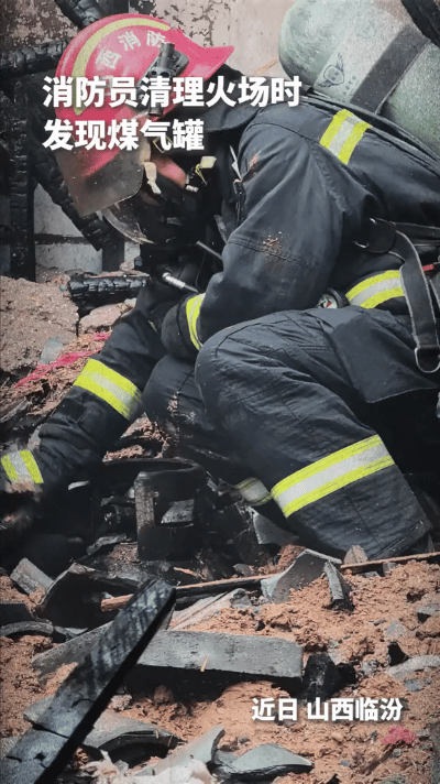 破防！那1秒的犹豫，是凡人也是英雄。
 
谁看了不揪心啊！火场里，消防员伸手的瞬