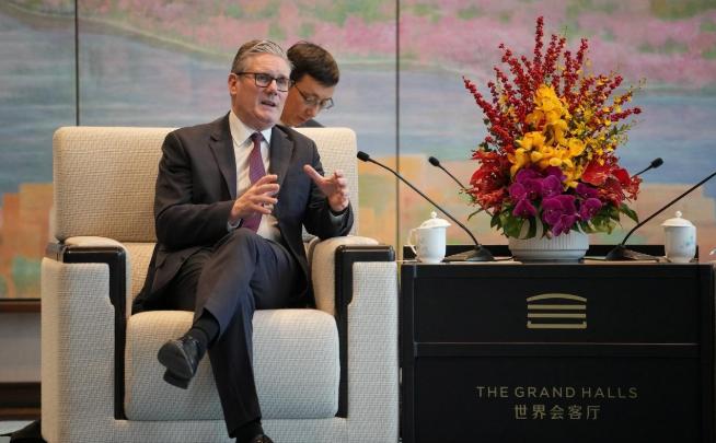 斯塔默还是被激“怒”了，他在离开中国之前，在社交媒体上发了一篇严厉的小作文，力证