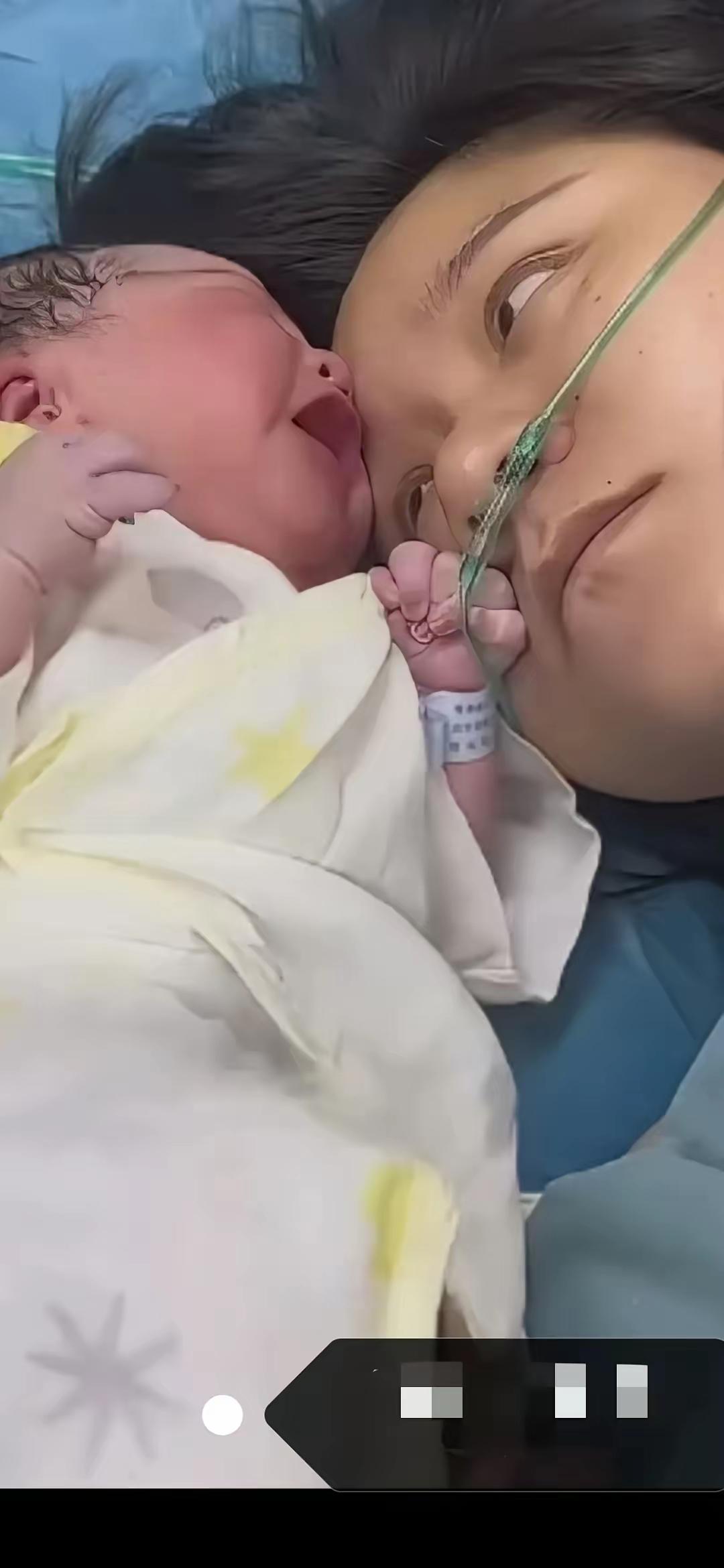 产妇心太酸啦！宝宝刚生下来，护士抱给妈妈说：宝宝头一次见妈妈给妈妈亲一个去，不曾