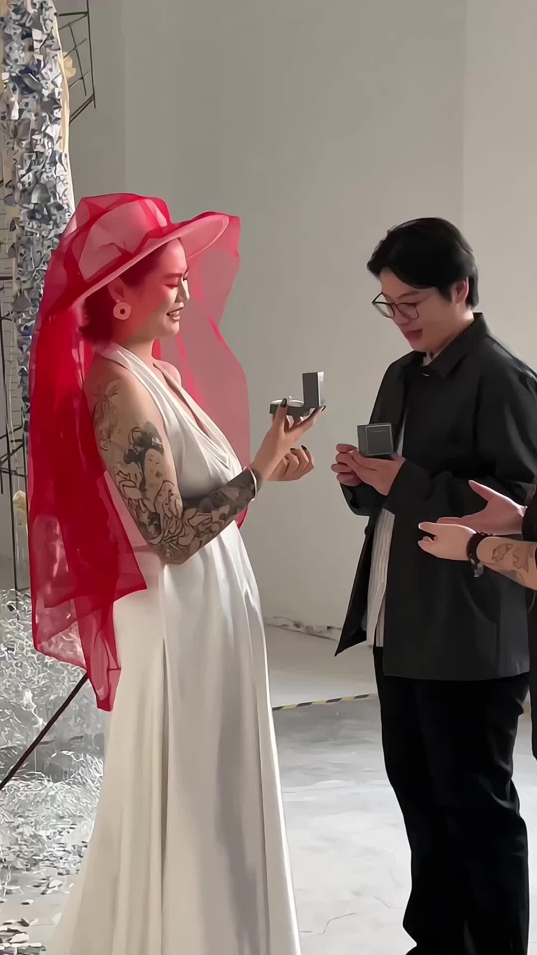 我们不漂亮，不特别，但是相爱。我们一直在一起。