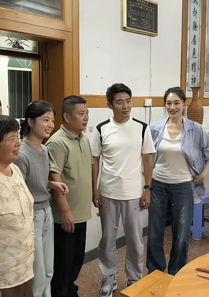 如今挨着主持人的女神也老了！