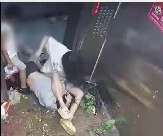 近日，网传一则视频显示，某小区电梯内，一男孩挡电梯门等母亲被另一乘梯女子催促，男