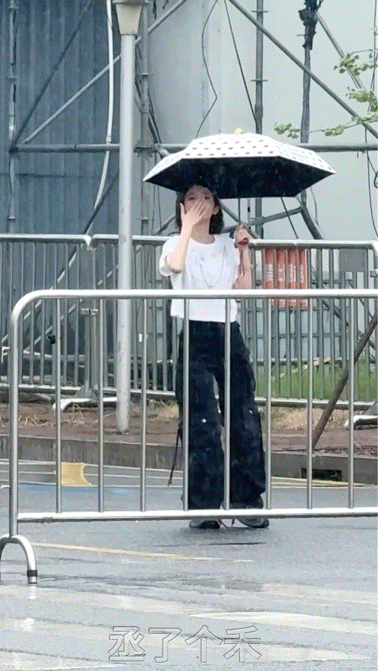 唐艺昕饭撒撒到路过大爷 眼神对上那一刻我笑喷了，大爷估计在琢磨这手势是什么意思?