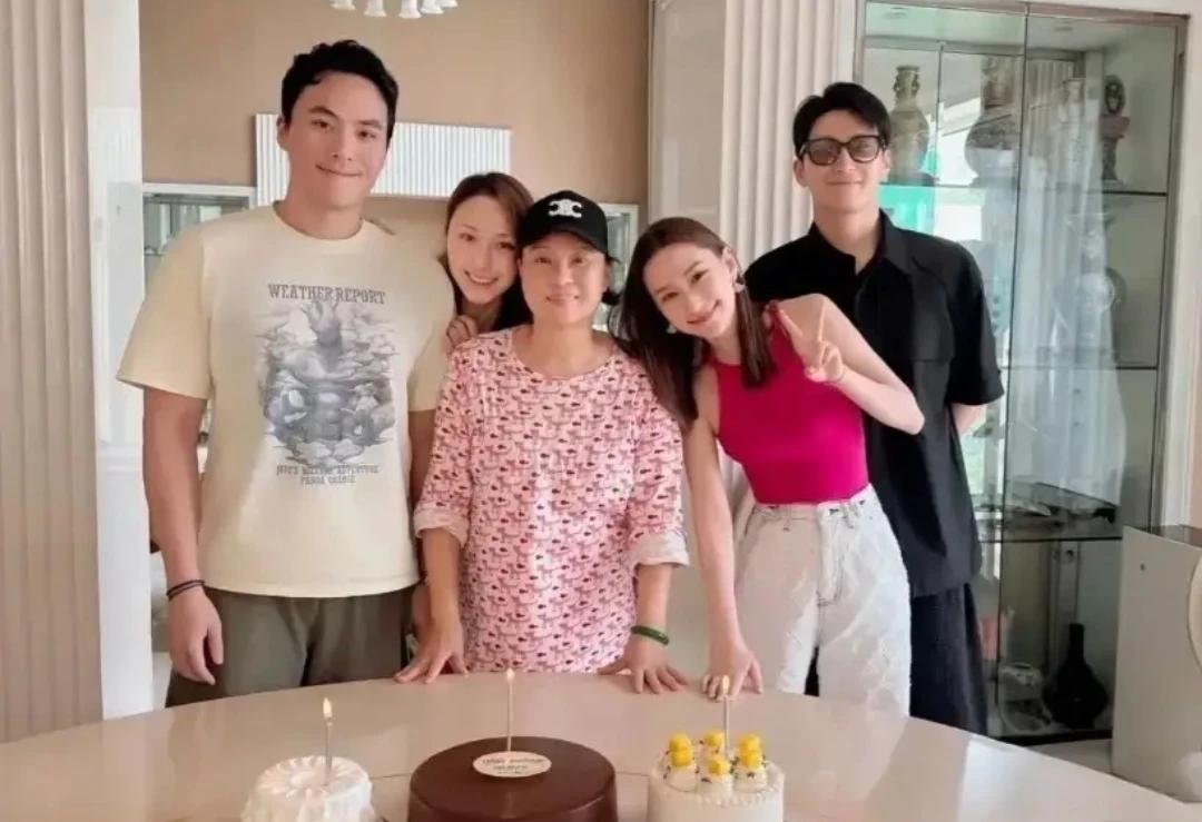 窦骁终于进入了何超莲全家合照中
一家五口，画面挺温馨的
不过有人说，在合照里
感
