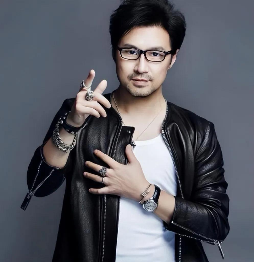近日，有关汪峰为新女友创作新歌的传闻在网络上热传，然而这一消息已被汪峰的工作人员
